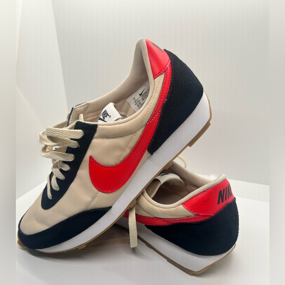 Nike Women's DayBreak Shoes Classic Vintage Track Look